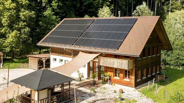  Solaranlage und Energiesteuerung für ein Einfamilienhaus in Niederscherli.