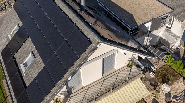 Solaranlage mit Stromspeicher und Ladesäule für ein Einfamilienhaus in Seftigen.