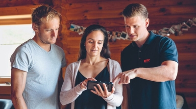 Familie van Berkel wird instruiert mit Smartphone