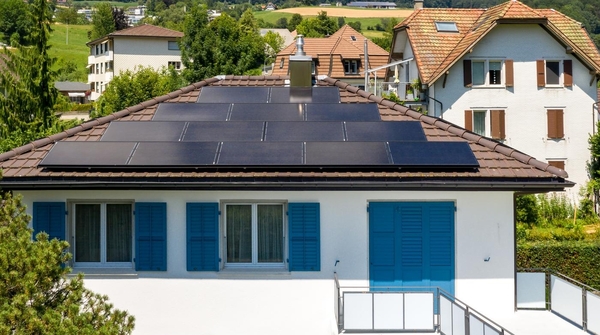 Solaranlage und Wärmepumpe auf Einfamilienhaus in Rüttenen.