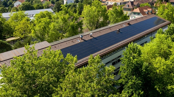 Solaranlage und Energiesteuerung auf gibb Schulhaus in Bern.