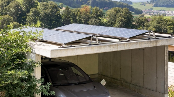 Solaranlage und Elektroauto-Ladestation auf Carport in Utzigen.