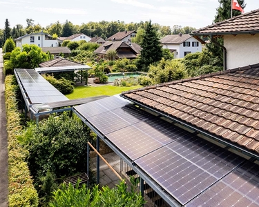 Solaranlage und Stromspeicher auf Pergola und Poolhaus in Aarwangen.