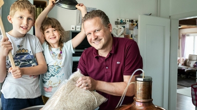 Frieso Aeschbacher mit Kinder in der Küche