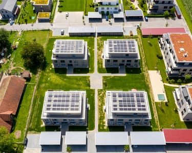 Solaranlage und Energiesteuerung auf Mehrfamilienhaus.