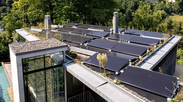 Solaranlage und Energiesteuerung für ein Zweifamilienhaus in Bern.