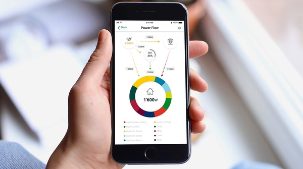 Eine Hand hält ein Smartphone auf dem die Home Energy App geöffnet ist.