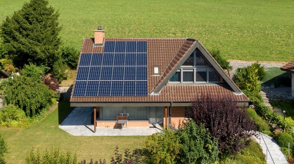 Solaranlage und Stromspeicher auf Einfamilienhaus in Meikirch.