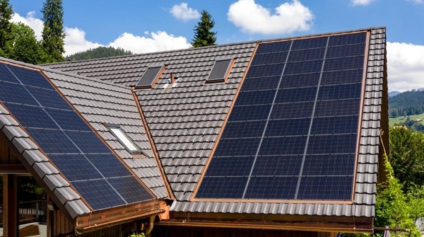 Solaranlage und Stromspeicher auf Einfamilienhaus in Goldiwil.