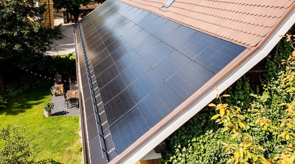Solaranlage und Energiesteuerung für ein Einfamilienhaus in Solothurn.