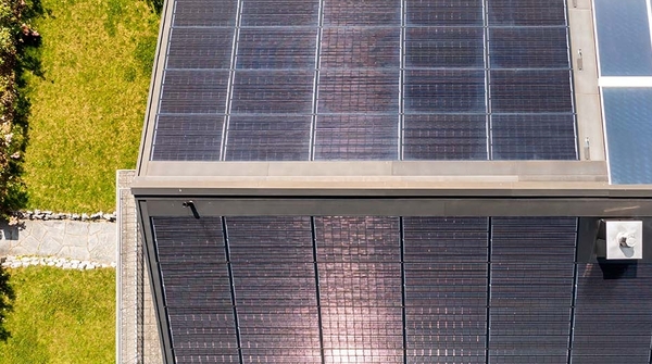 Solaranlage und Elektroauto-Ladestation für Einfamilienhaus in Burgdorf.