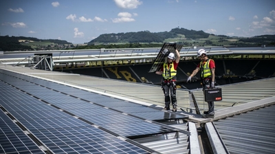 ISP Mitarbeiter auf Wankdorfstadion-Dach