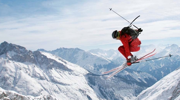 Naturerlebnis Skifahrer in den Bergen