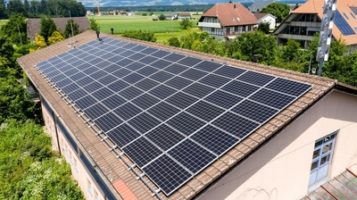 Solaranlage auf Schulhaus in Aeschi